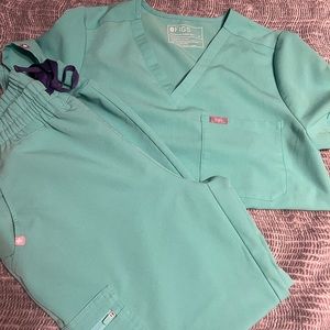 Figs, medium, surgical green